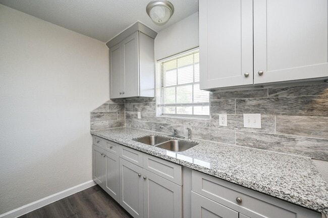 Building Photo - 1518 East Ave