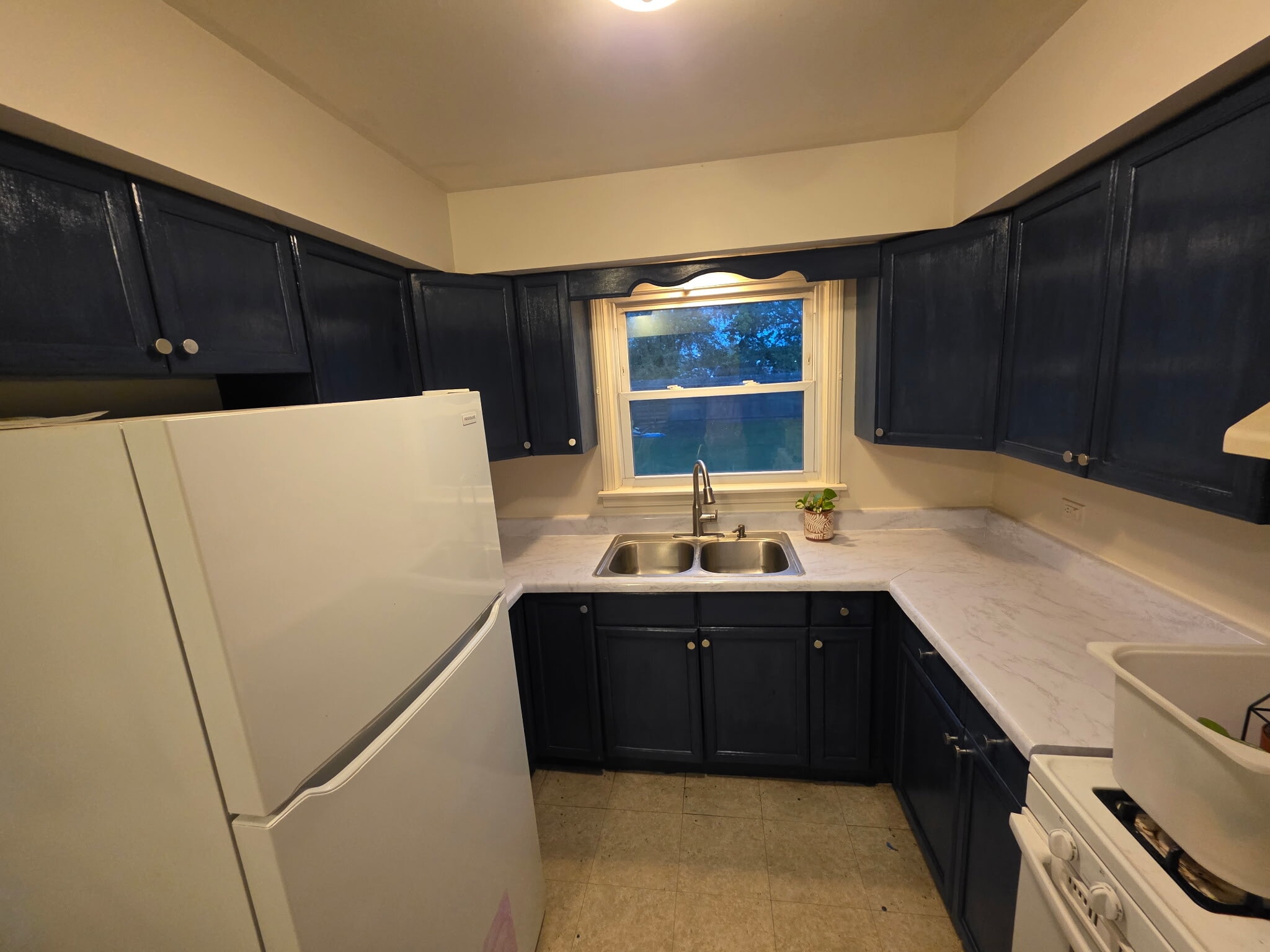 Kitchen - 2142 Western Ave