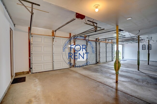 Building Photo - 9435 N Parkwood Dr