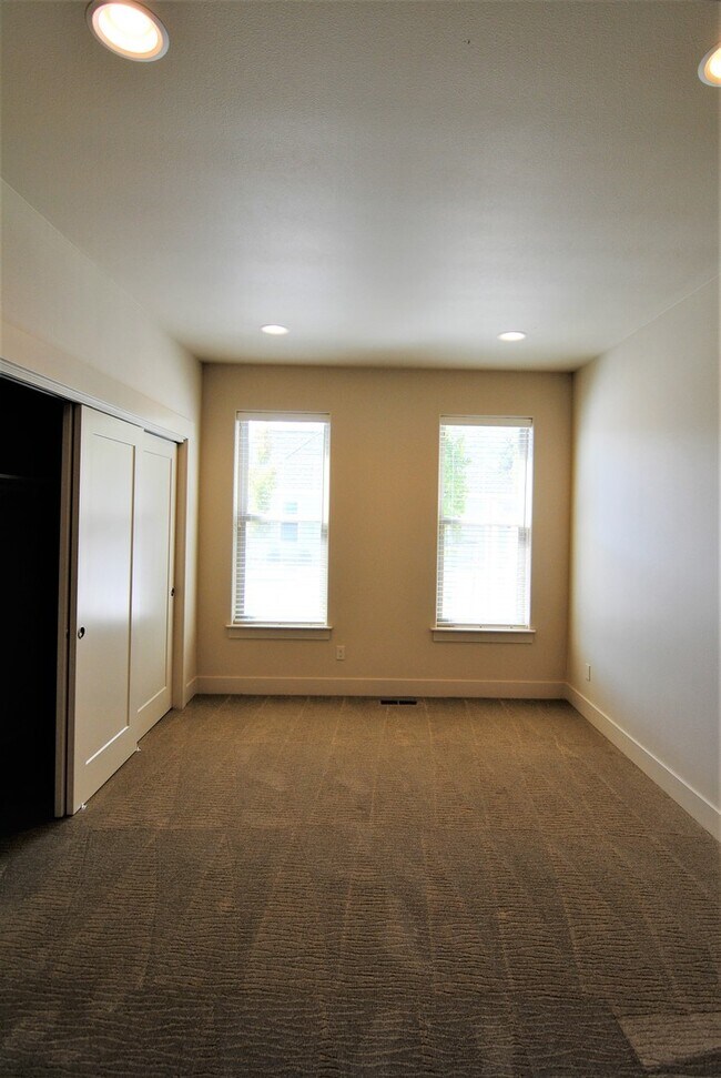 Building Photo - 1712/1714 Danny Boy Ln. Duplex