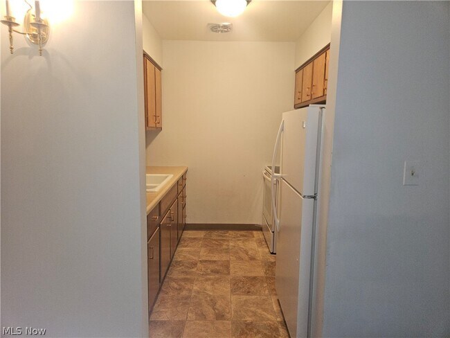 Building Photo - 7010 Carriage Hill Dr