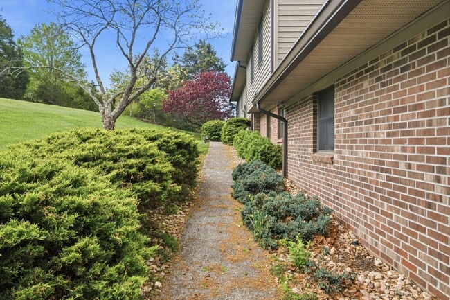 Building Photo - 1721 Plank Dr