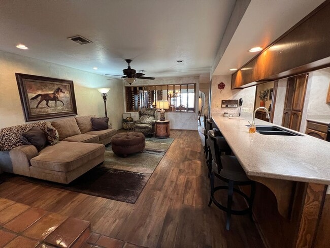 Building Photo - FURNISHED 3 BEDROOM HOME IN TOWN WITH POOL ACCESS!