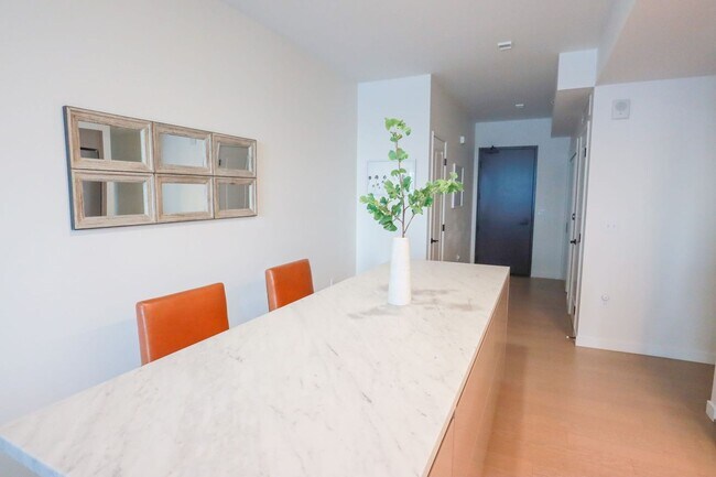 Building Photo - Luxurious Jewel high-rise condo unit; FULL...