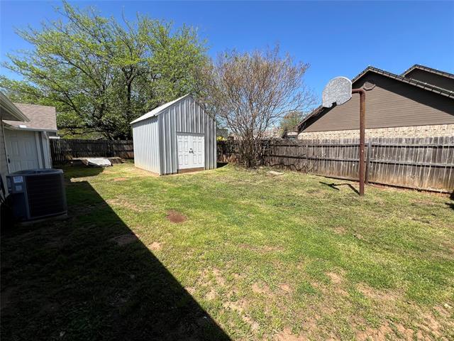 Building Photo - 300 W 4th St