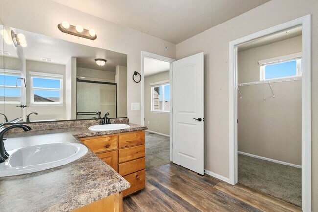 Building Photo - 3 Bedroom, 4 Bathroom, 2-Car Garage in Rig...