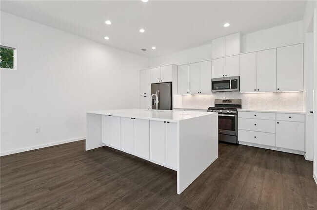 Building Photo - 603 Bissonet Ln