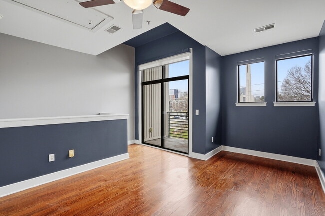 Building Photo - Modern Multi-Level 2BR Retreat with Garage Near Uptown Charlotte