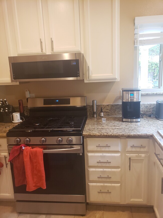 New Samsung oven with air fryer - 4564 Beverly Glen Dr