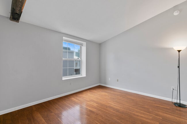 Building Photo - 196 Crown St