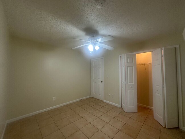Building Photo - 2 Bedroom 1 Bath Duplex - Priced to Rent!
