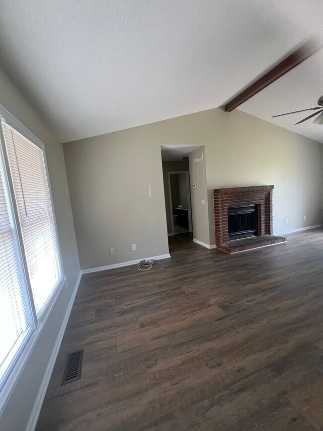 Building Photo - Centrally Located 3 Bedroom House