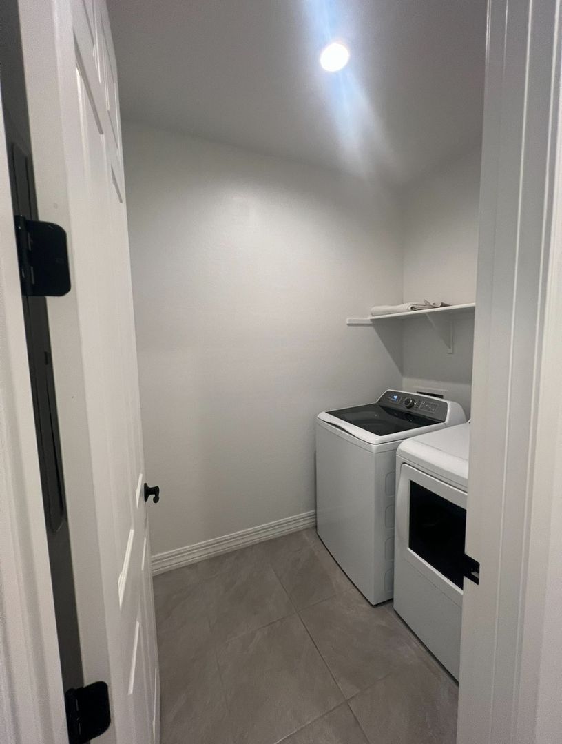 Building Photo - 2044 E Prairie Dog Dr