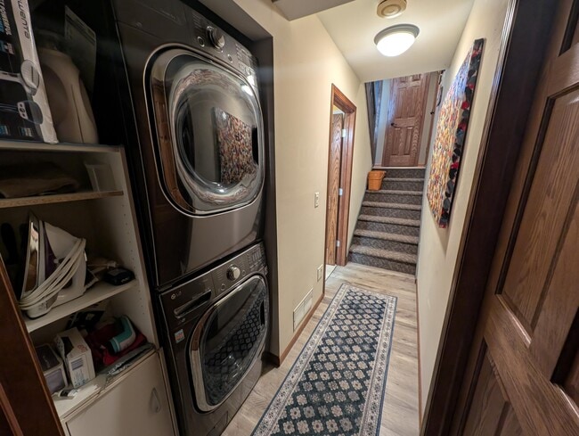 Building Photo - 607 Tamarack Dr W