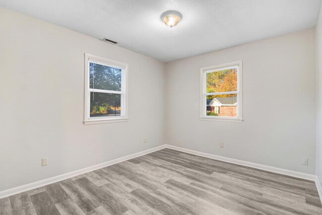 Building Photo - 2 BR | 1 BA Apartment - Scott Hills Apts in Goldsboro *Trash/Water/Lawn Care Included*