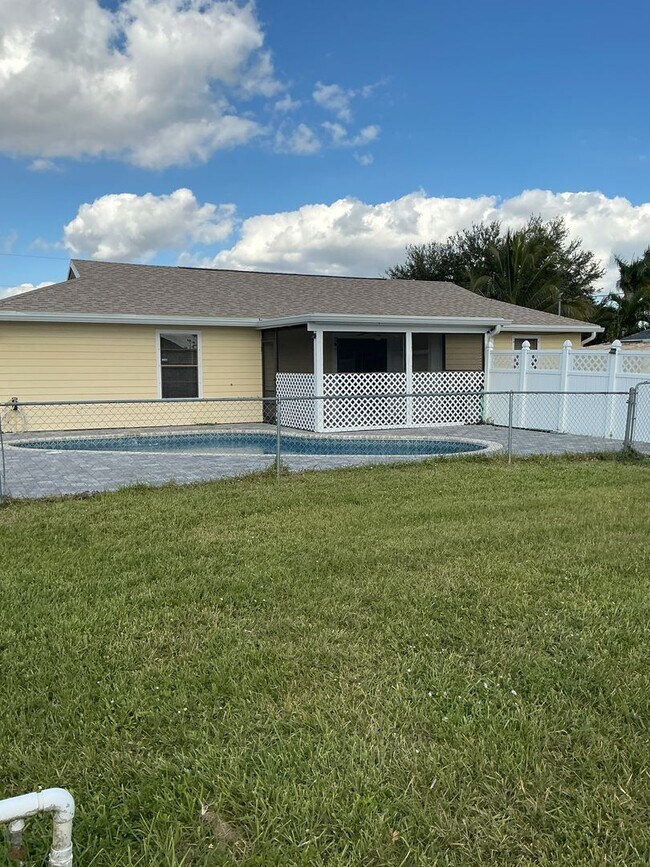 Building Photo - MOVE IN SPECIAL $250  OFF!  Pet friendly Pool home. 3 bdrm/2 bath/ 2 car garage