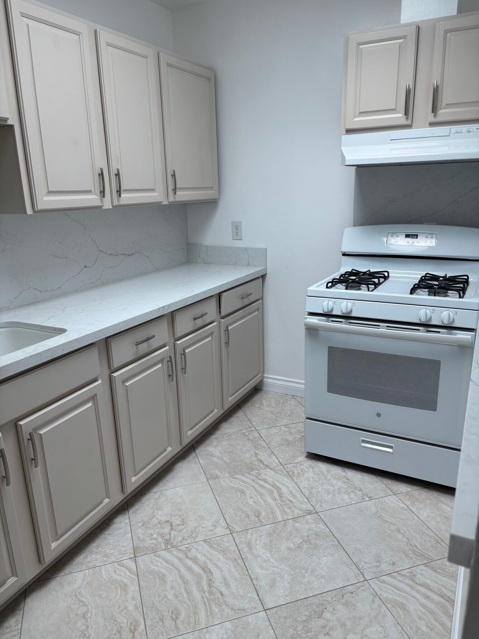 Kitchen - 713 Amoroso Pl