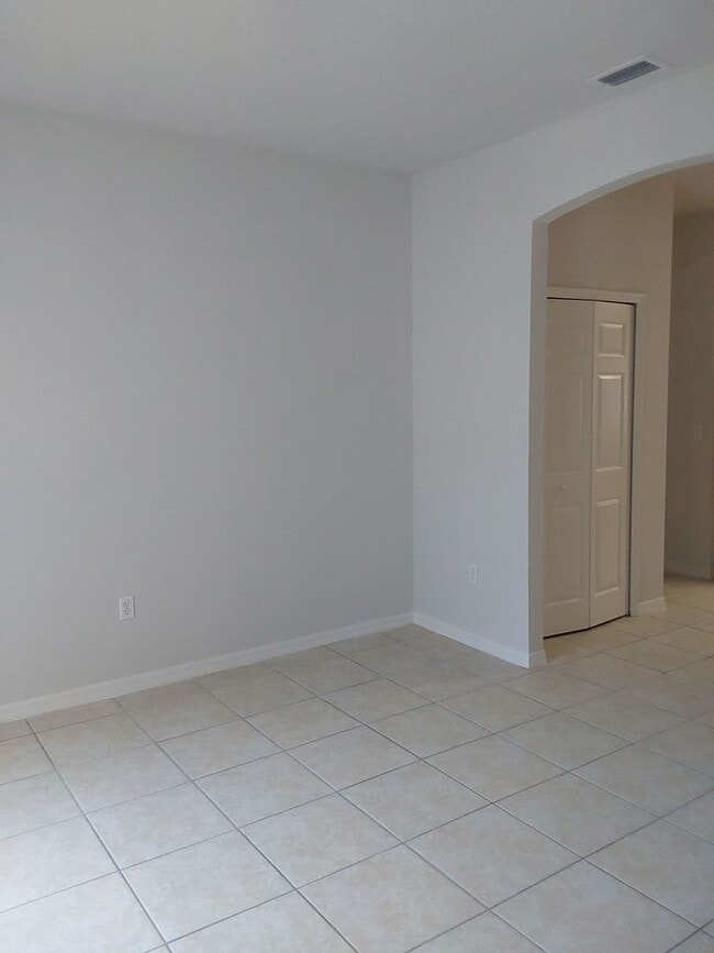 Building Photo - 4/2/2 With screened in porch in Indian Trails area!