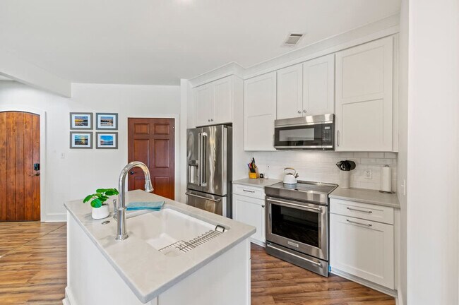Building Photo - 475 Cuscowilla Dr