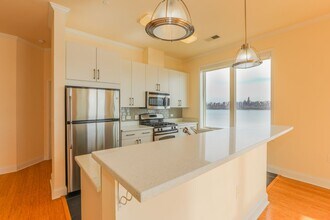 Building Photo - 2/Bedroom 2/Full bath - Panoramic Views - Best Location In Edgewater