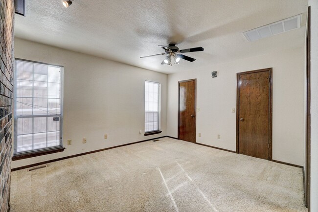 Building Photo - Inviting 3-Bedroom Home with Fireplace & P...