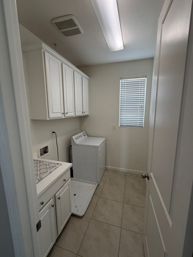 Building Photo - Northwest Bakersfield Gated Home