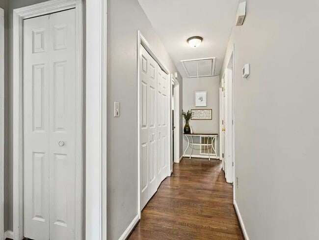 Building Photo - 1032 Summit Dr