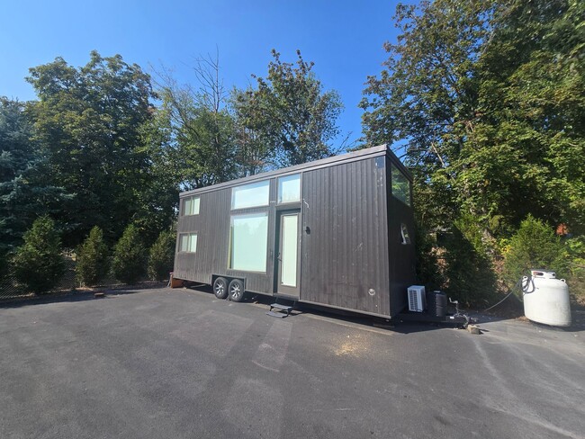 Building Photo - Modern Tiny Home!!