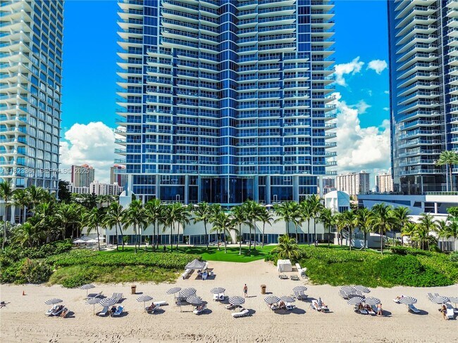 Building Photo - 17001 Collins Ave