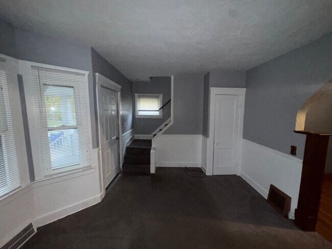 Building Photo - Charming 3-Bedroom Property in Prime Location