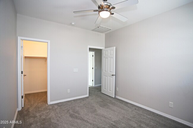 Building Photo - 947 E Ladbroke Way