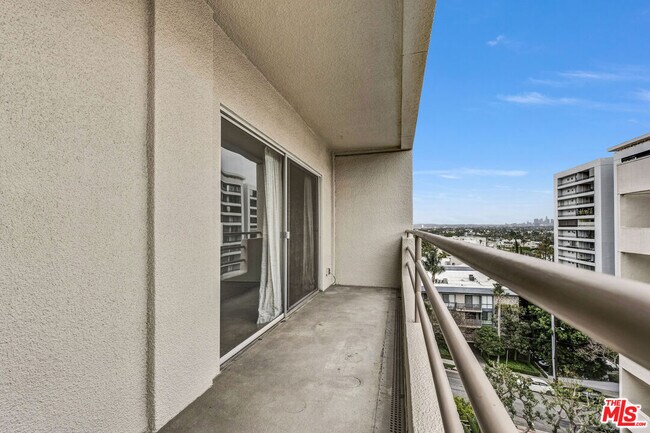 Building Photo - 1131 Alta Loma Rd