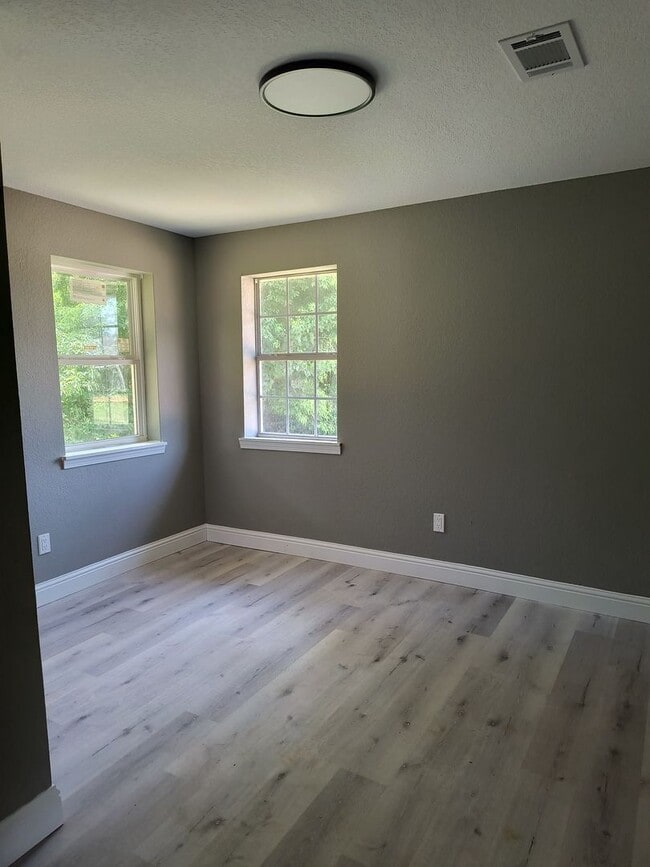 Building Photo - 2 bedroom 1 bath House for rent