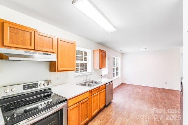 Building Photo - 814 Mt Holly-Huntersville Rd