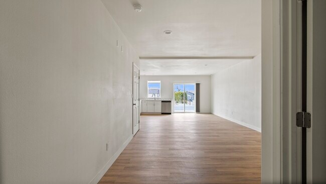 Building Photo - 2617 W Marina Dr