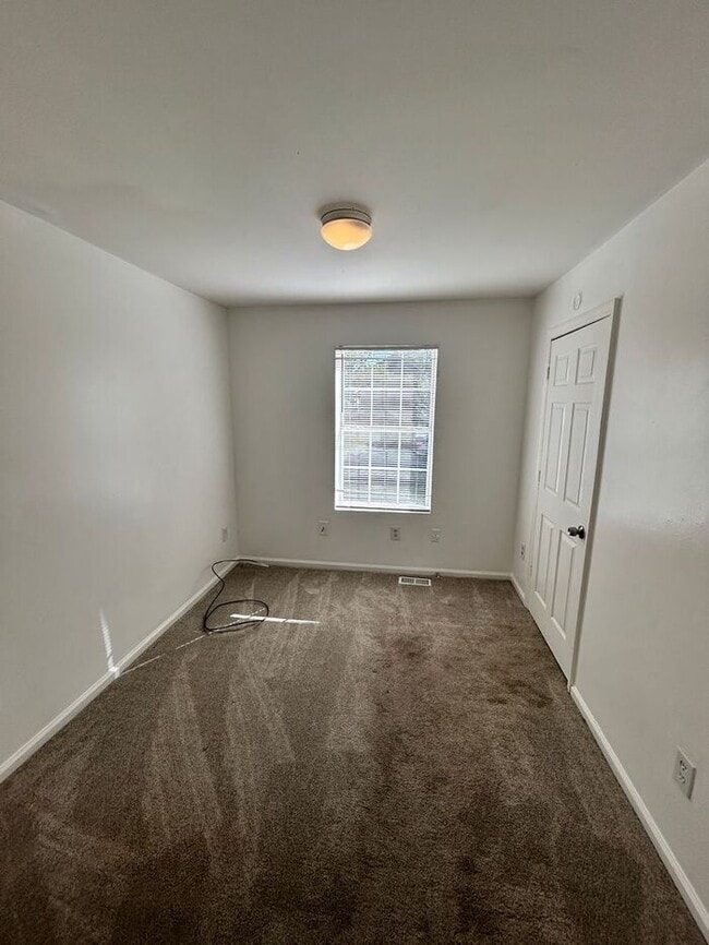 Building Photo - Spacious 4-Bedroom Duplex with Modern Amen...