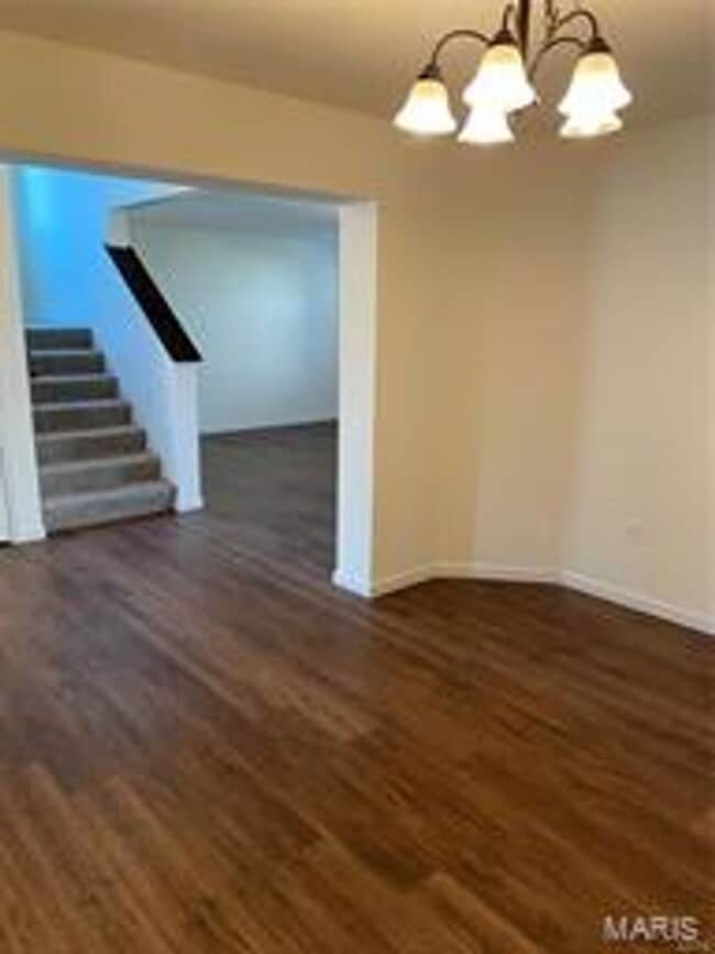 Building Photo - Lovely 4 bedroom, 2.5 bath, 2 car garage