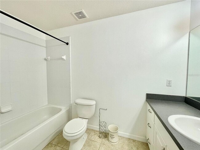 Building Photo - Beautiful 3BR/2.5BA Corner Townhome in Hai...