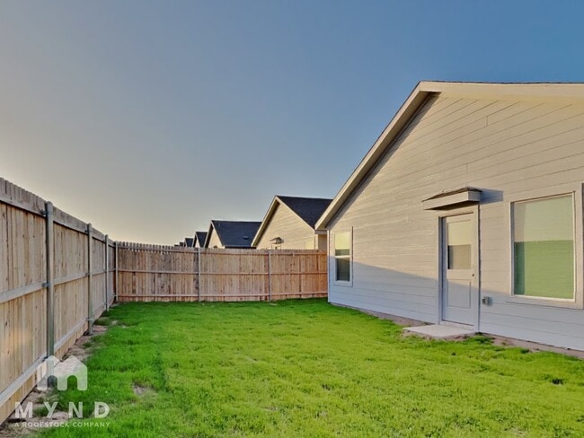 Building Photo - 225 Poplar Pl