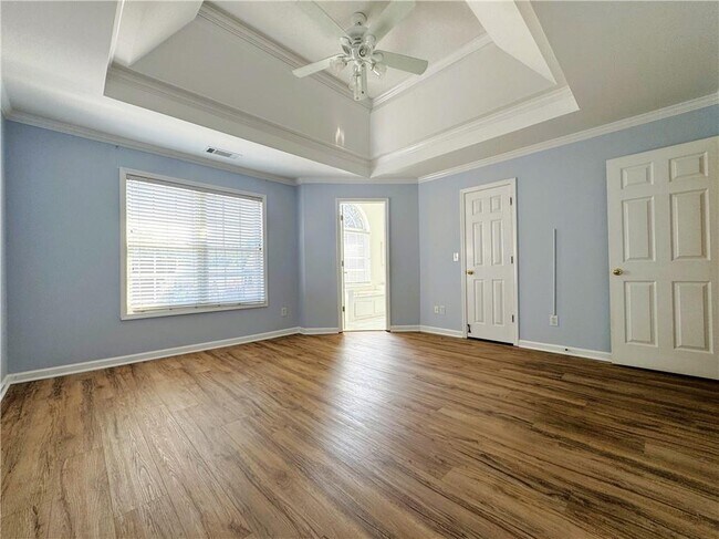 Building Photo - 2075 Pine Tree Dr