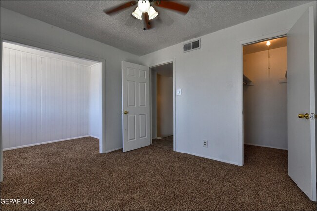 Building Photo - 10605 Kinross Ave