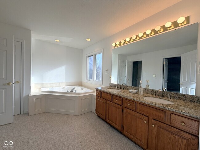 Building Photo - 1351 Woodpond N Roundabout