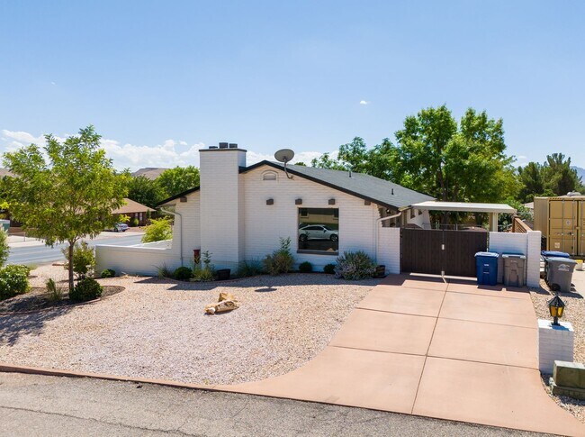 Building Photo - Unique & Fully Renovated Bloomington Home