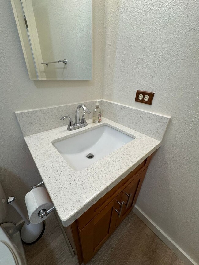 Building Photo - 1 Bed 1 Bath renovated with parking at Alo...
