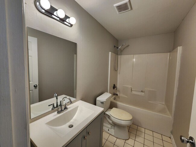 Building Photo - 5013-5015 Locke Ln