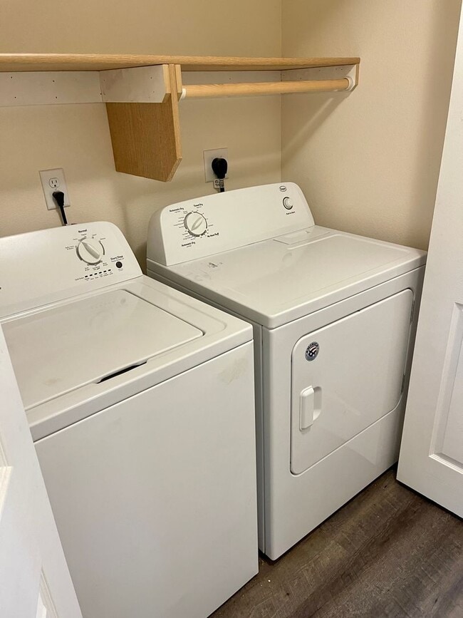 Building Photo - 410 Flower St