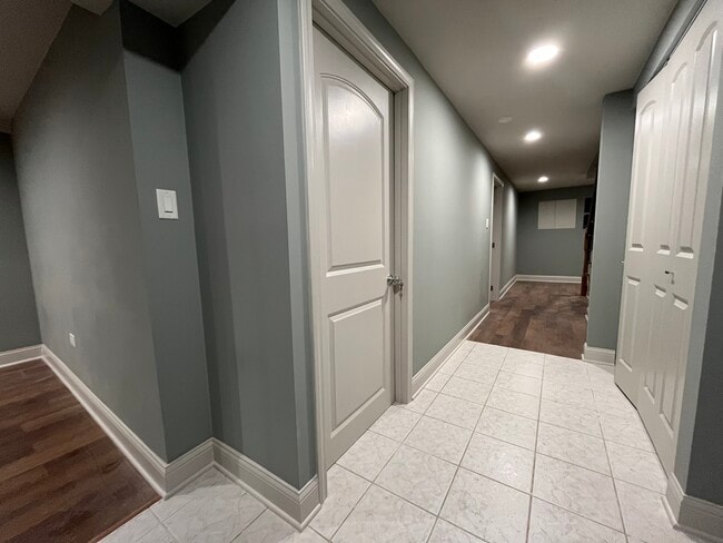 Building Photo - 1446 W Irving Park Rd