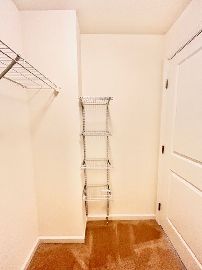 Building Photo - Welcome to the desirable Howard Square