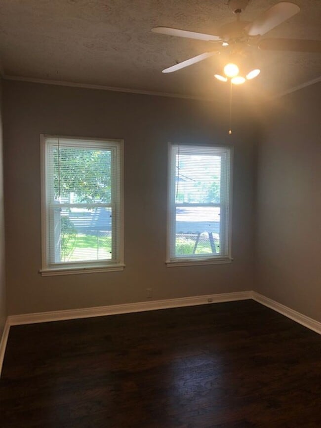Building Photo - 2 BR, 1 Bath Bungalow located 1 mile from ...