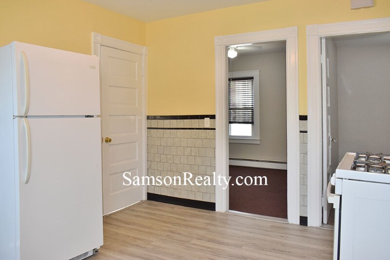 Building Photo - 158 Bentley St